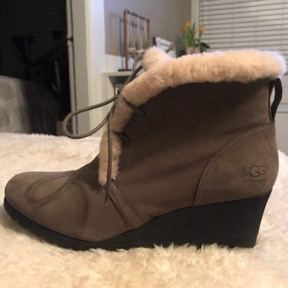 Womens Ugg Jeovana Mysterious Suede Sheepskin Line